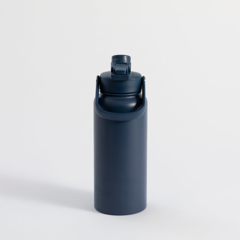 Blue 1 litre water bottle with straw, leak-proof insulated design